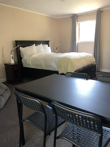 Bedroom 4, Timberland Motel, Kings