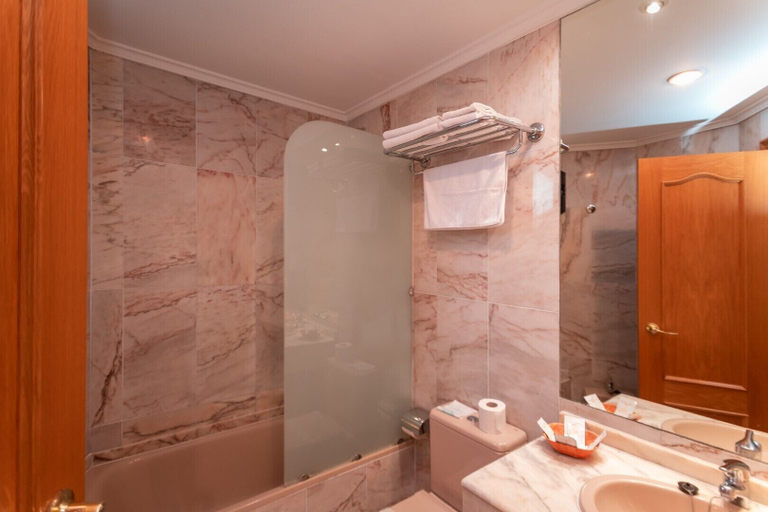 Bathroom 5, Hotel Astures, Asturias
