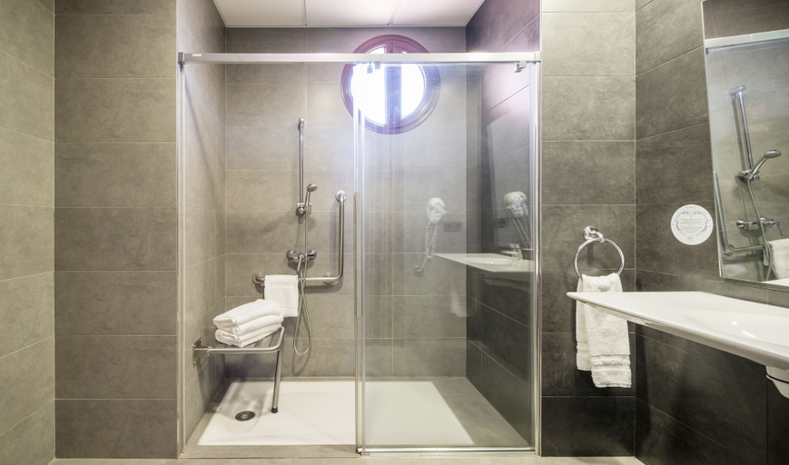 Bathroom 5, Hotel ILUNION Golf Badajoz, Badajoz
