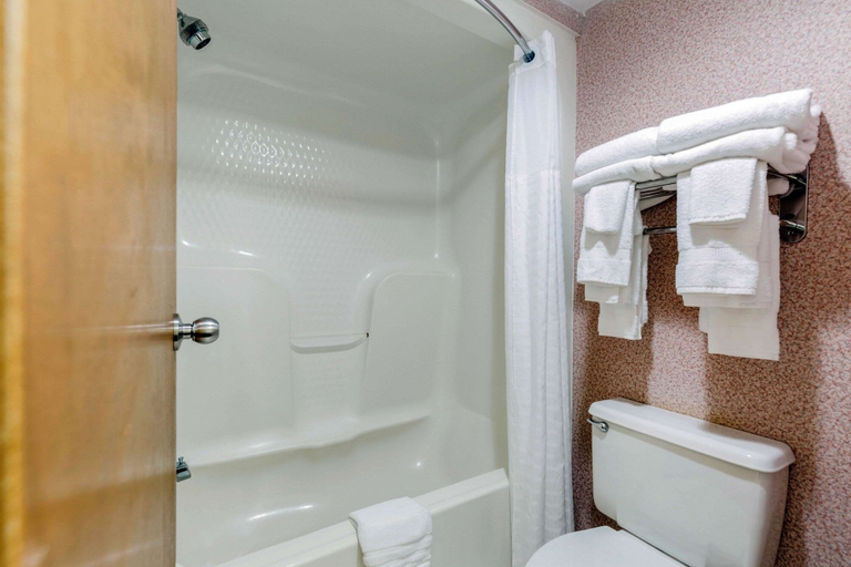 Bathroom 5, Quality Inn, Talbot