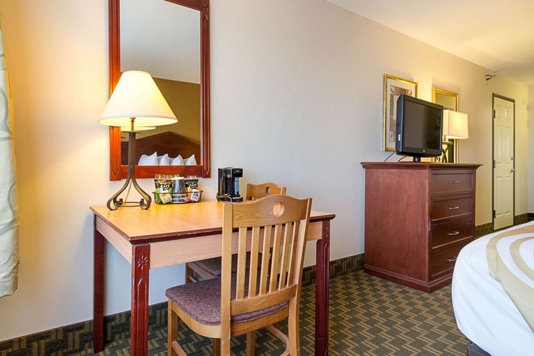 Bedroom 3, Quality Inn Fairmont, Martin