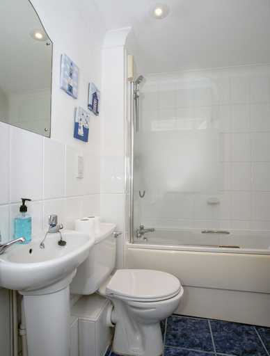 Bathroom, The Spires, Kent