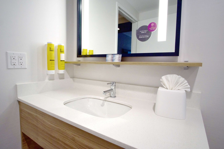 Bathroom 4, Tru by Hilton Oklahoma City NW Expressway, Oklahoma