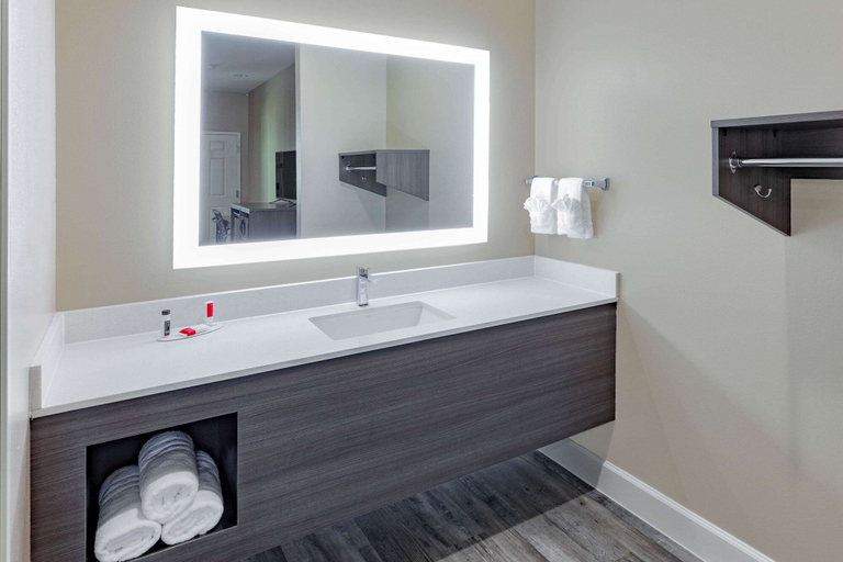 Bathroom 3, Super 8 by Wyndham Houston NW Beltway 8/West Rd, Houston