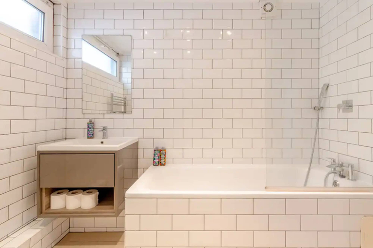 Bathroom 2, Spacious 1 Bedroom Apartment in Vibrant Angel, London