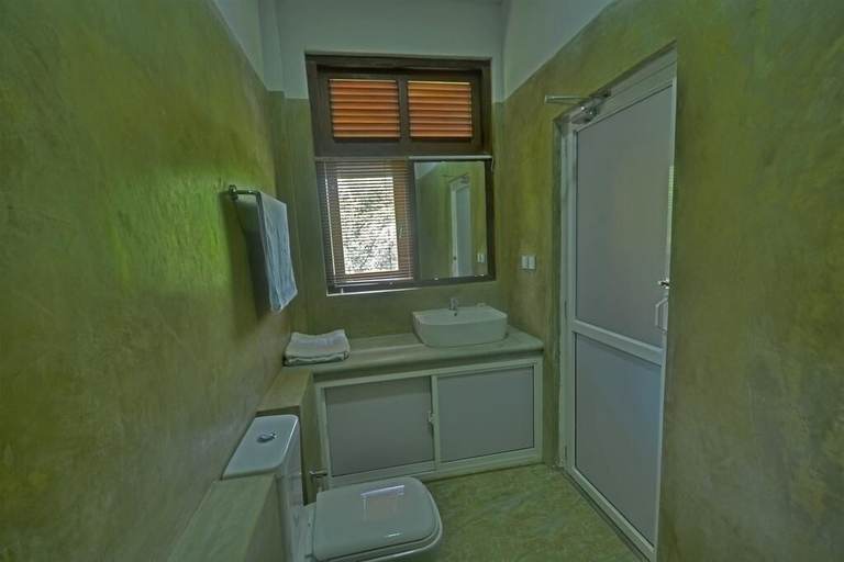 Bathroom 3, Victoria House, Medadumbara