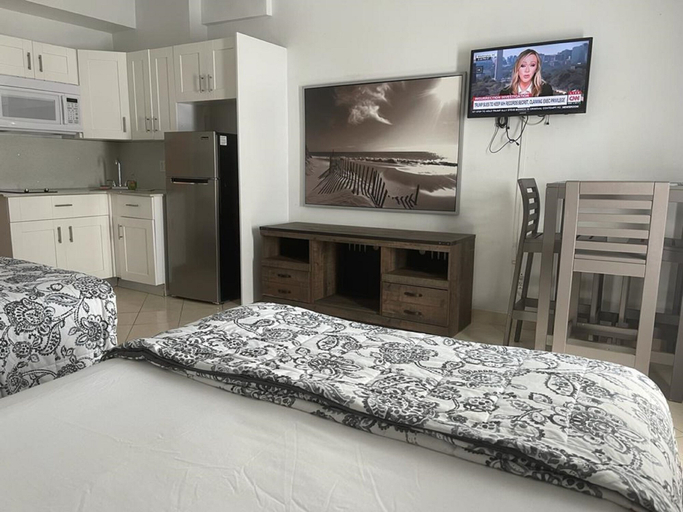 Bedroom 4, Ocean Front Casablanca Studios with FULL KITCHENS & Beach access By BL Rentals, Miami-Dade