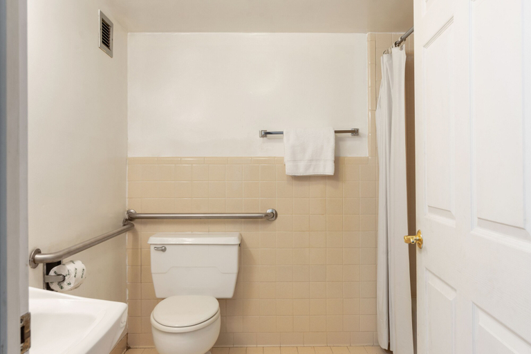 Bathroom 5, Travelers Place Inn & Suites, Jackson