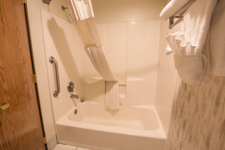 Bathroom 5, Bridgeway Inn & Suites Portland Airport, Multnomah