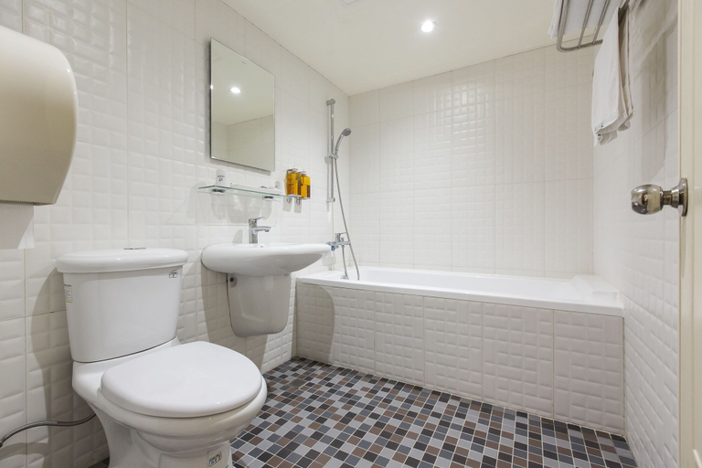 Bathroom 5, The Young Hotel Taoyuan, Taoyuan