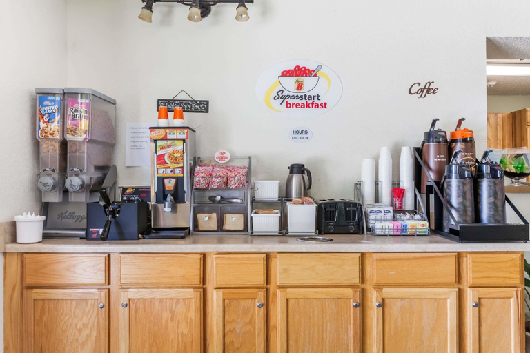 Food & Drinks 5, Super 8 by Wyndham Norwich, Chenango