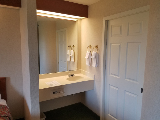 Bathroom 5, Syracuse Inn & Suites, Otoe