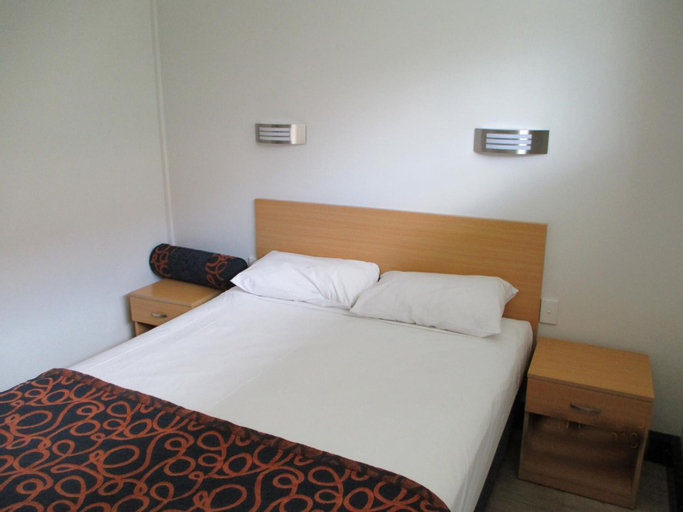 Bedroom 3, Airway Motel, Ascot