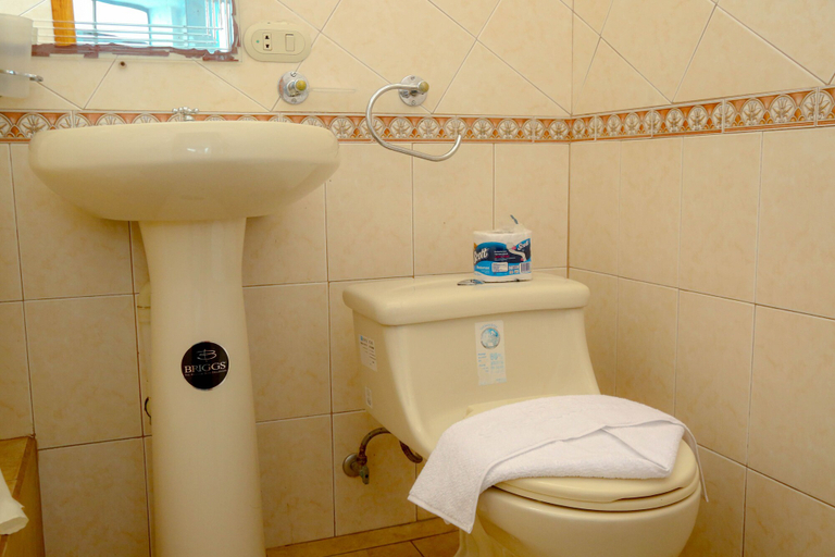 Bathroom 4, Hostal Sir Francis Drake, Santa Cruz