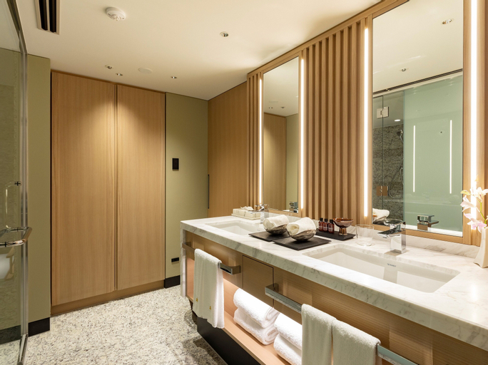 Bathroom 13