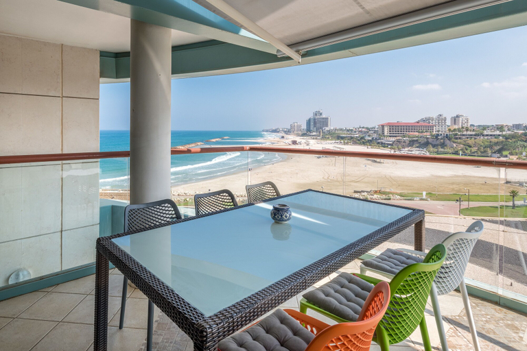 Sport & Beauty 5, Beach Front By Ritz Hotel Pool Parking