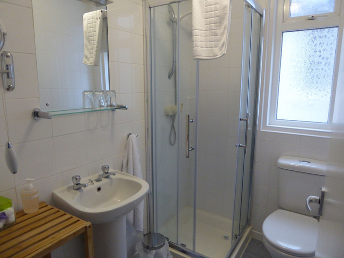 Bathroom 4, The Berwick - Over 40's Only, Blackpool
