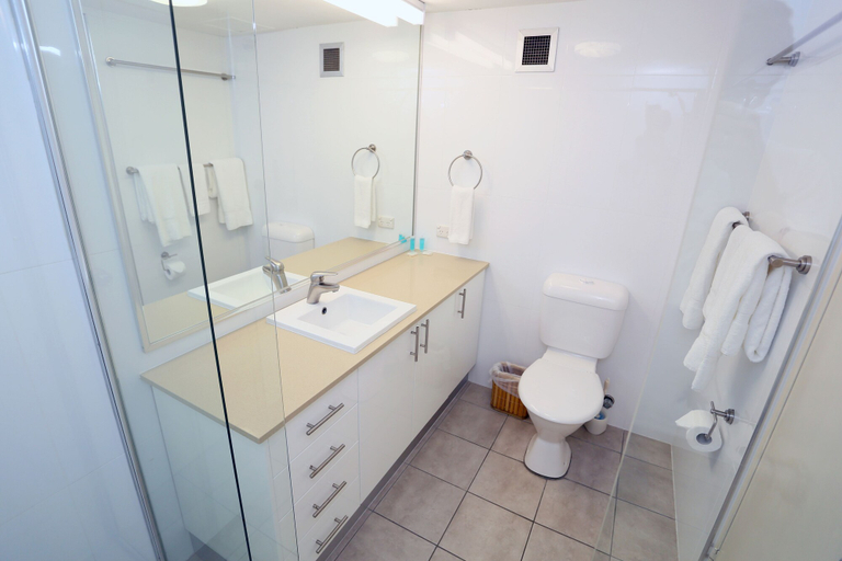 Bathroom 5, Biarritz Apartments, Gold Coast