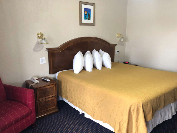 Bedroom 3, Knights Inn Harrisonville, Kansas City