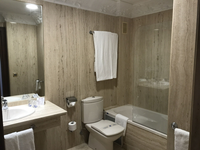 Bathroom 4, B&B HOTEL Salamanca Centro Artheus, Salamanca