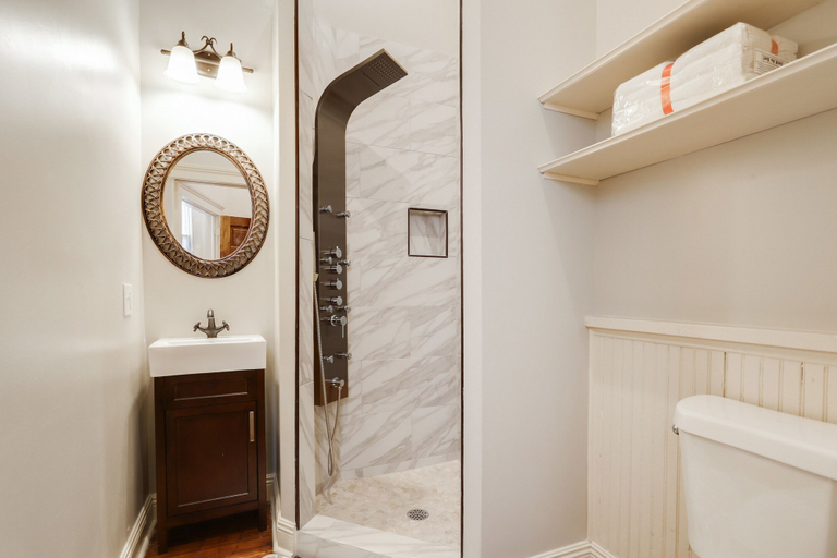 Bathroom 3, 2 Bedroom - 2036, Orleans