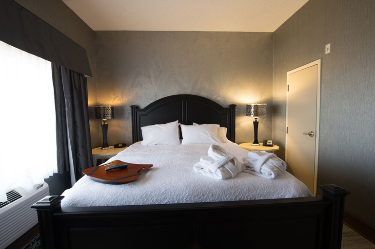 Bedroom 3, Hampton Inn by Hilton Sydney, Cape Breton