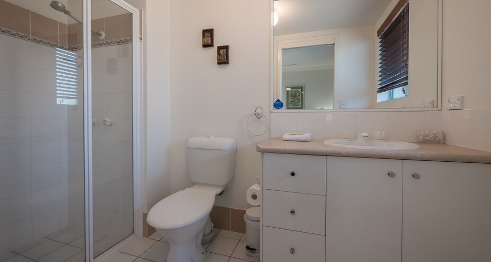 Bathroom 5, Sanctuary Lake Apartments, Gold Coast