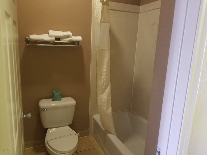 Bathroom 5, Scottish Inn & Suites, Chambers