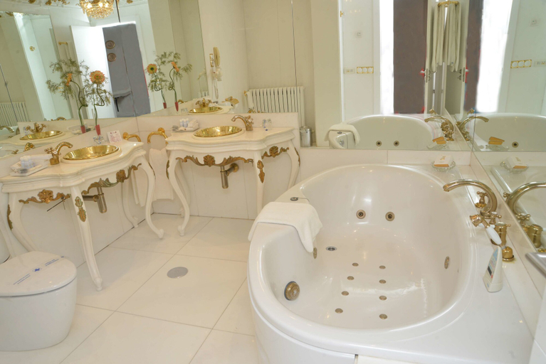 Bathroom 4, B&B HOTEL Salamanca Centro Artheus, Salamanca