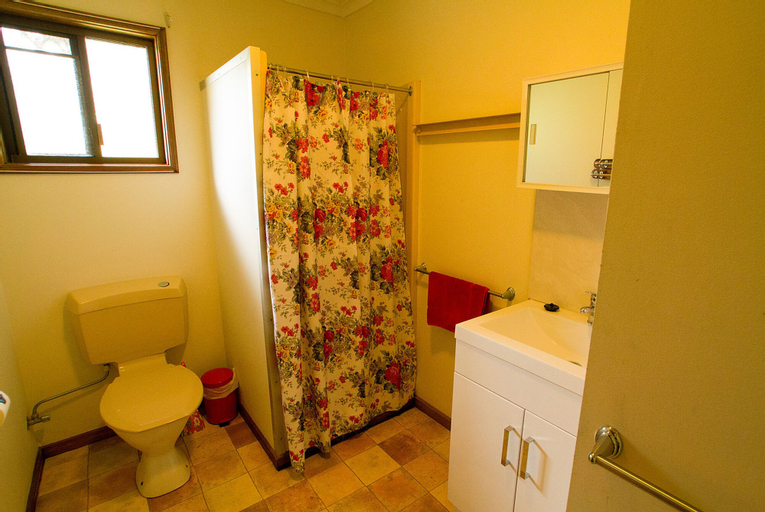 Bedroom 3, Lake Eacham Tourist Park & Self Contained Cabins, Eacham