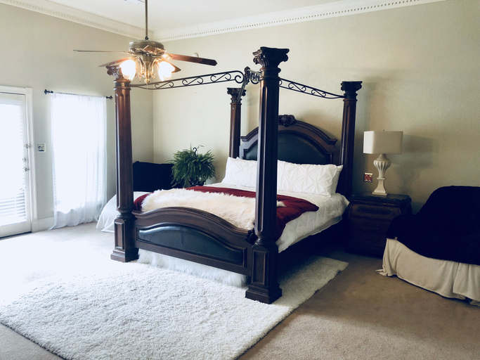 Bedroom 2, Irenes Secret, Garland