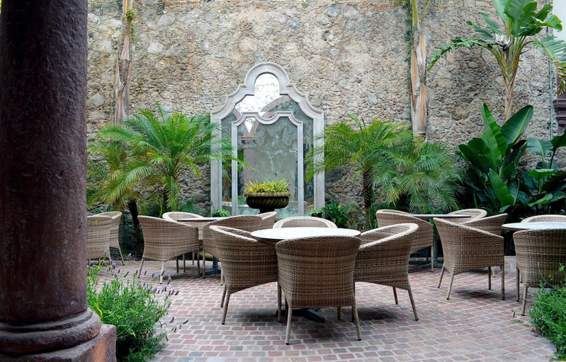 Food & Drinks 5, Hotel Casa Blanca 7, Allende