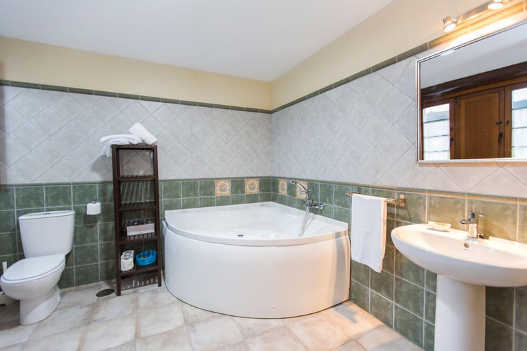 Bathroom 3, Casa Mateo, Asturias