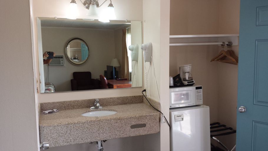 Bathroom 4, Executive Inn & Suites, Lake