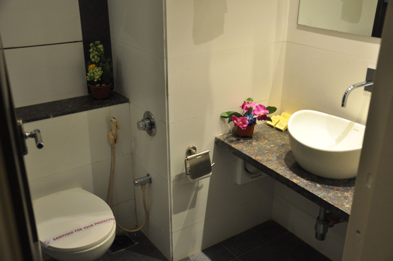 Bathroom 5, Pride Biznotel Manjusar, Vadodara