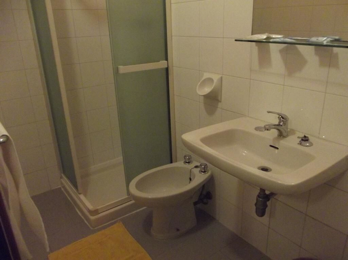 Bathroom 4, Hotel Annetta, Rimini