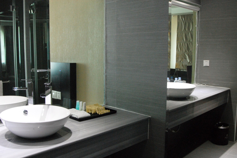 Bathroom 3, Shui Li Fang Hotel, Phnom Penh