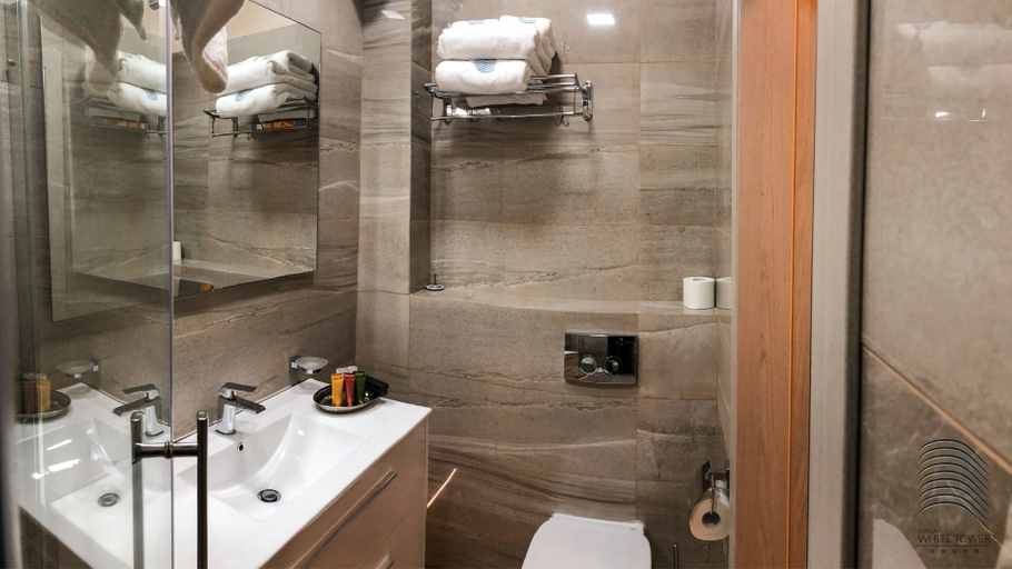 Bathroom 4, White Tower Mamaia, Navodari