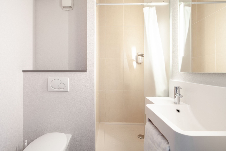 Bathroom 4, B&B HOTEL Paris Le Bourget, Seine-Saint-Denis