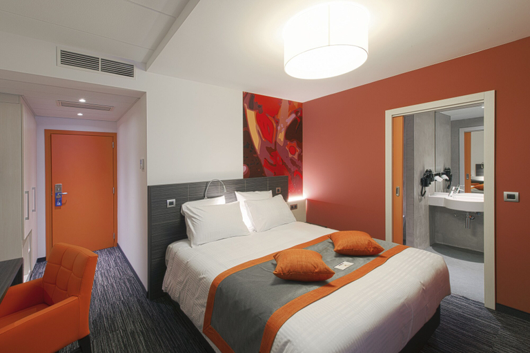 Bedroom 3, Orange Hotel La Louvière, Hainaut