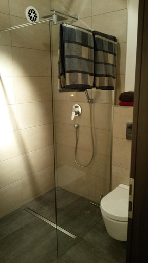 Bathroom 3, Gutunterdachgebracht, Düren