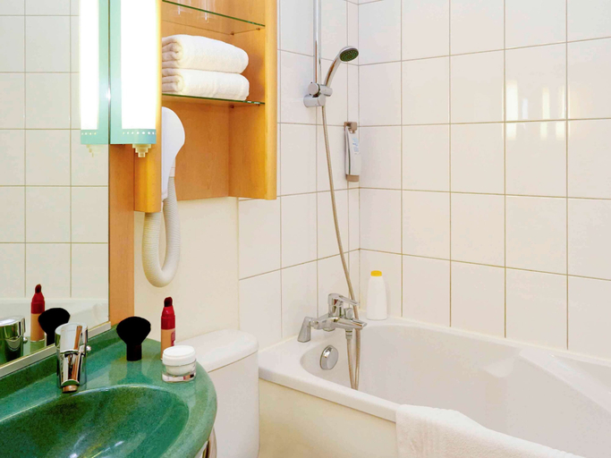 Bathroom 5, ibis Nuits Saint Georges, Côte-d'Or