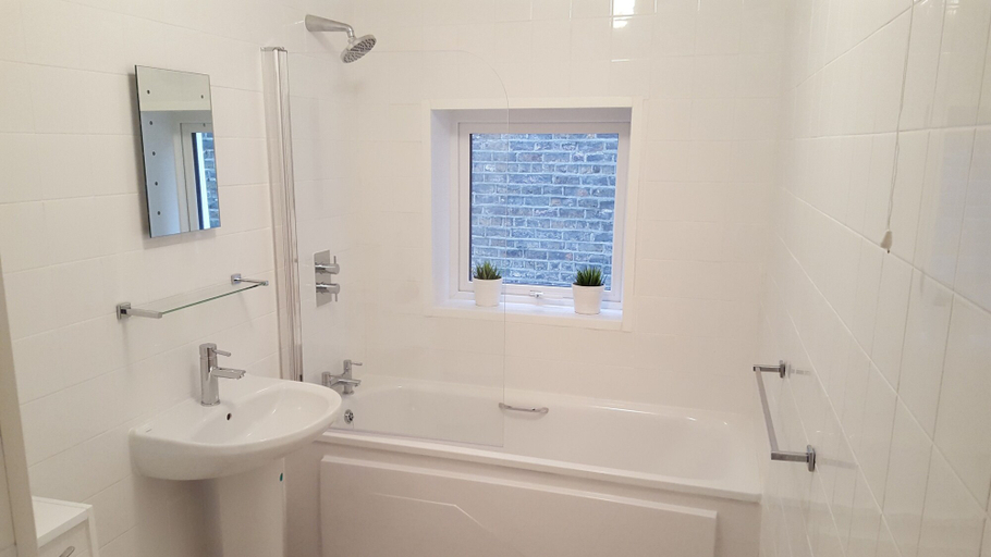 Bathroom, MetroStays - Temple Bar 5, Dublin