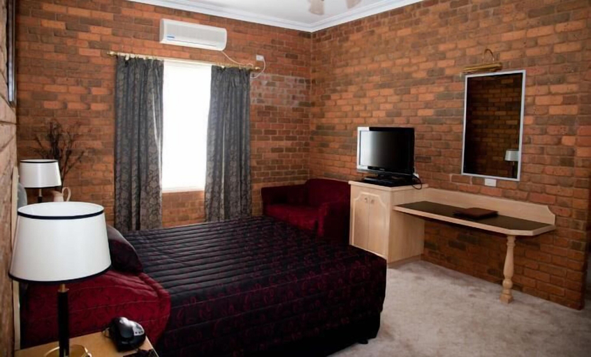 Bedroom 3, The Charles Sturt Motor Inn, Moira - West