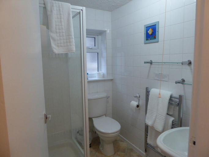 Bathroom 5, The Berwick - Over 40's Only, Blackpool