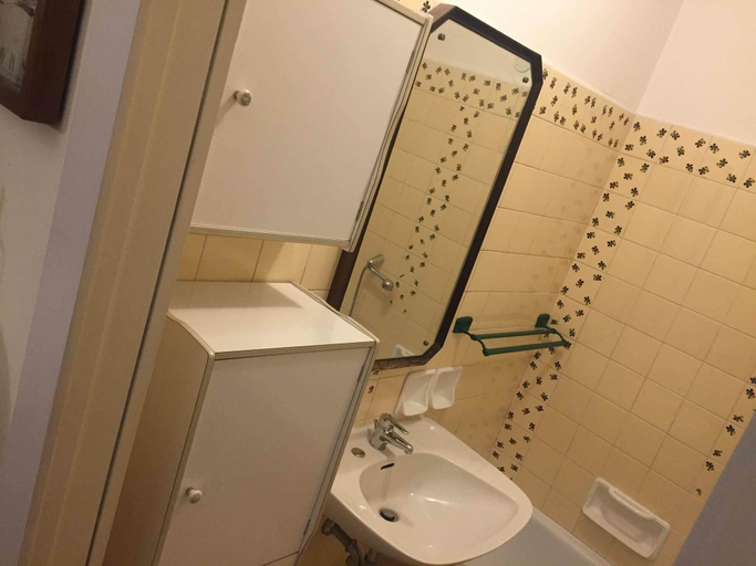 Bathroom 3, Eurotel 312, Genova