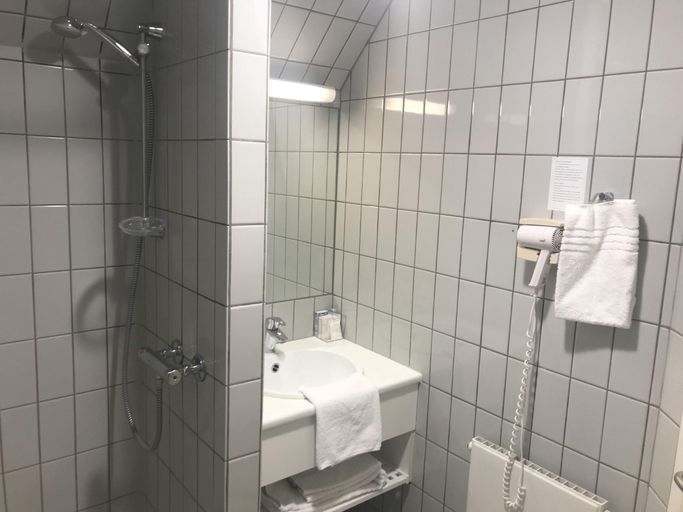 Bathroom 4, City Hotel Nattergalen, Odense