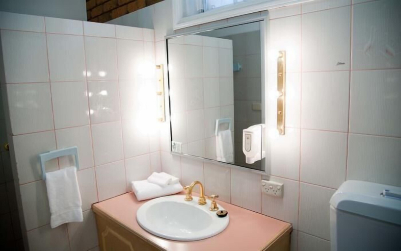 Bathroom 5, The Charles Sturt Motor Inn, Moira - West