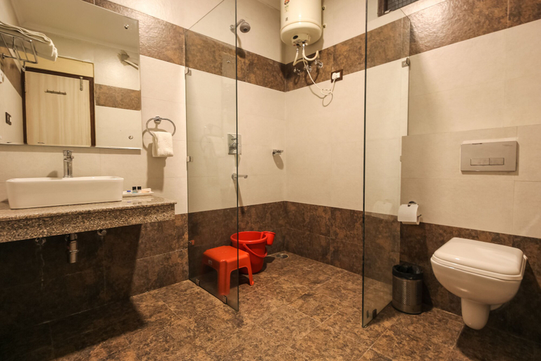 Bathroom 4, Hotel King Castle, Kangra