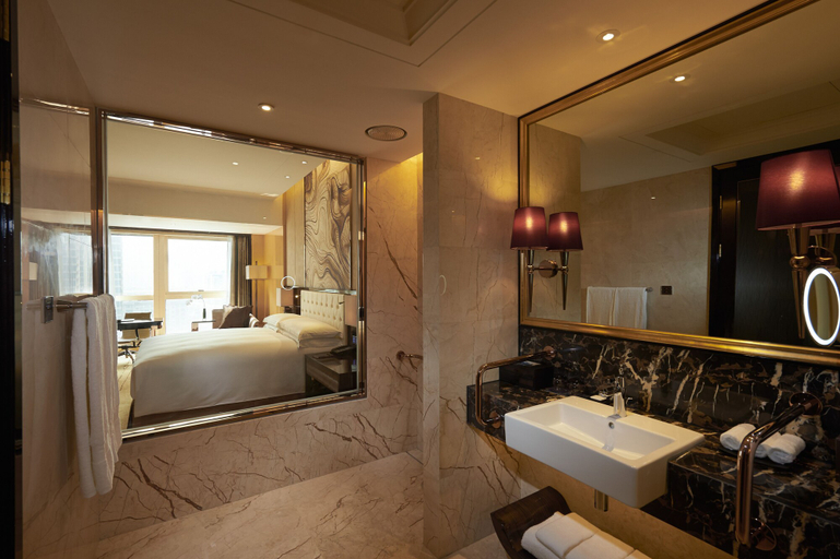 Bathroom 5, Hilton Zhengzhou, Zhengzhou